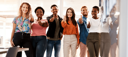 Groupe de participants satisfaits de participer à une tontine Wao, souriants avec les pouces en l'air